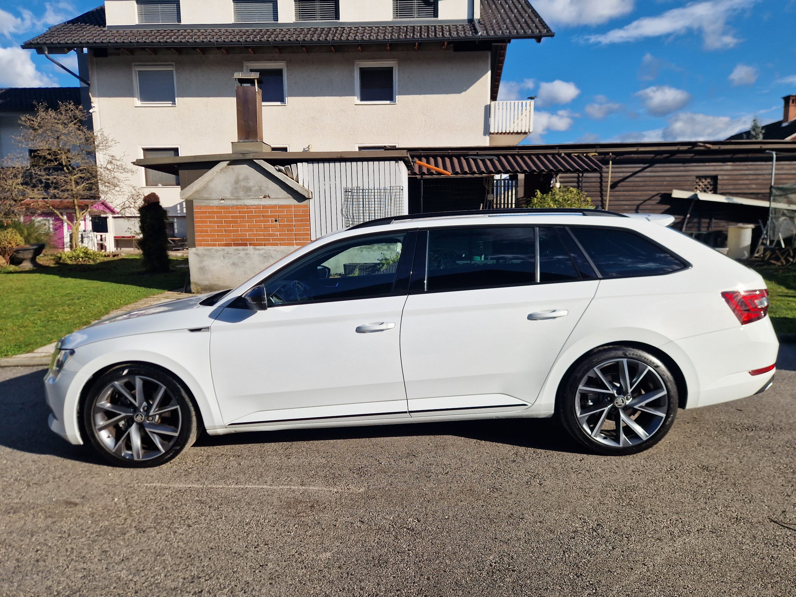 Škoda Superb 2.0 TDI-Sportline-BLACK EDITION-DSG 110 kW-ALCANTARA-NAVI - slika 4